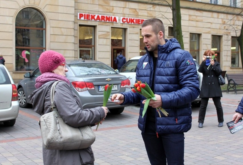 Tulipan na Dzień Kobiet od piłkarzy GKS Tychy [ZDJĘCIA]