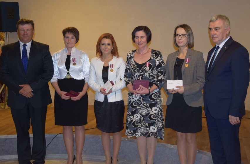Dzień Edukacji Narodowej w Ostrowcu z nagrodami dla nauczycieli (LISTA NAGRODZONYCH)