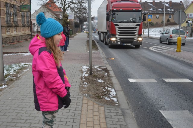 Helenka Nowaczyk, żeby dojść do szkoły,  musi przejść przez przejście, gdzie zwykle za szybko jadą ciężarówki