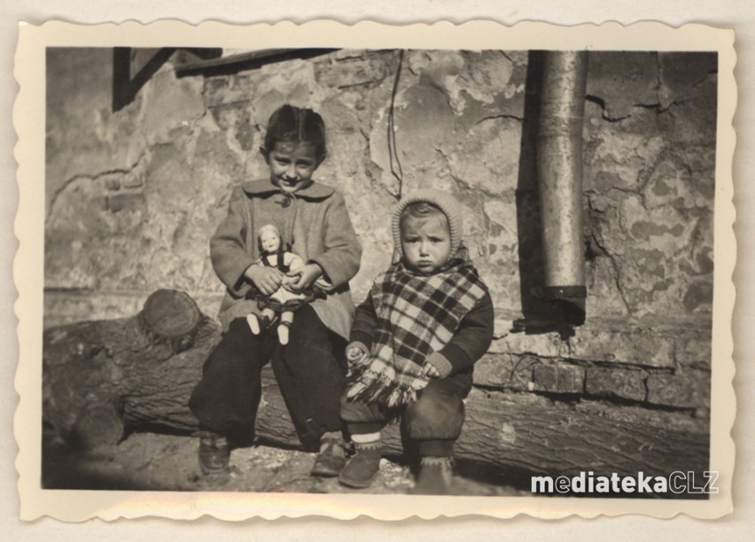 Zdjęcie dzieci przed domem, ul. Kamienna 2, Białystok, 1953...