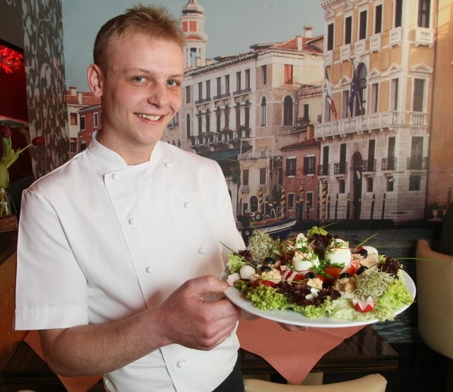Tomasz Materek, szef kuchni restauracji Venezia w Kielcach na wielkanocny stół poleca jajka w pomidorach i faszerowane tuńczykiem.