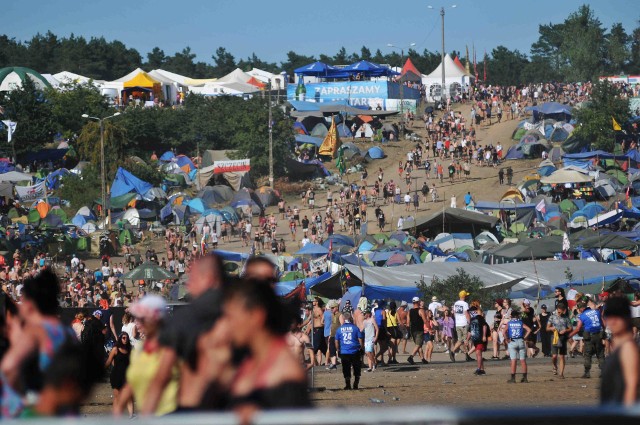 Według Jurka Owsiaka na terenie PolAndRock Festivalu bawi się już kilkaset tysięcy osób.