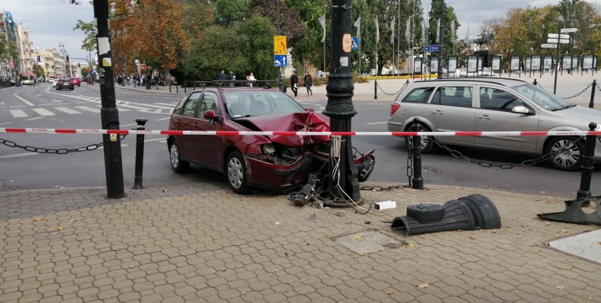 Wypadek na skrzyżowaniu Krakowskiego Przedmieścia z ul. Kołłątaja. Seat wjechał w słup sygnalizacji