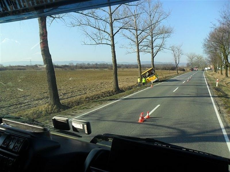 Wypadek autobusu pod Nysą na drodze krajowej 46.