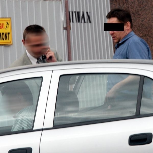 Inspektor PIP z Tarnobrzega (z prawej) został w środę przewieziony do prokuratury na przesłuchanie.