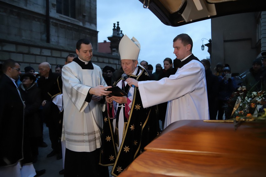 Kraków. Rozpoczęły się uroczystości pogrzebowe śp. biskupa Tadeusza Pieronka. Potrwają dwa dni [ZDJĘCIA]