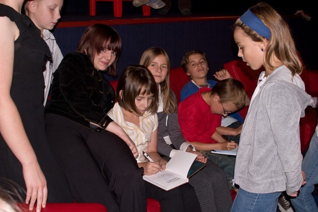 W ostatnią sobotę podczas uroczystego pokazu filmu w Warszawie Joasia Ziętarska (na zdj. z długopisem) rozdawała pierwsze w swoim życiu autografy