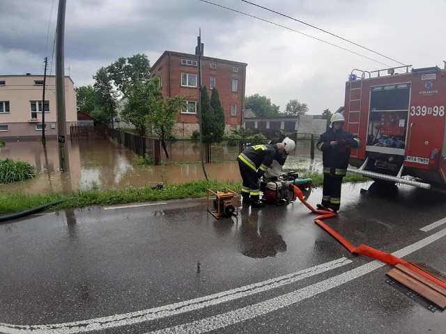 Do lokalnych, miejscowych podtopień doszło również w Makowie w gminie Skaryszew, gdzie strażacy wypompowywali wodę z kilku posesji.