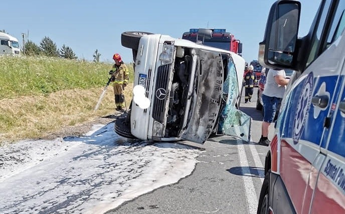 Grojec. Wypadek w pobliżu węzła autostrady A4. Zderzyły się dwa samochody dostawcze [ZDJĘCIA]