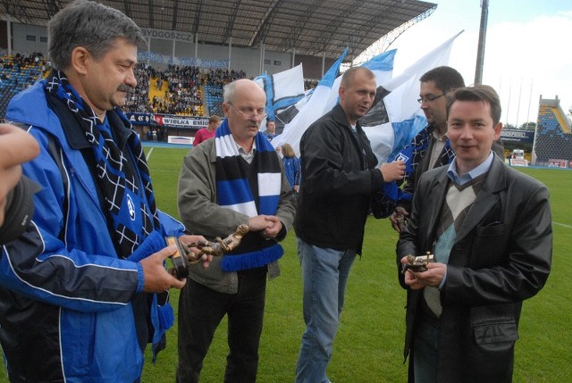 Kazimierz Drozd (po lewej), Tomasz Rega (z prawej) i Jarosław Wenderlich (za nim) poczuli się docenieni przez kibiców