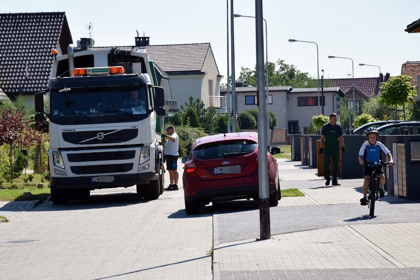 Na Mieroszowskiej z trudem mieszczą się dwa auta, ale...