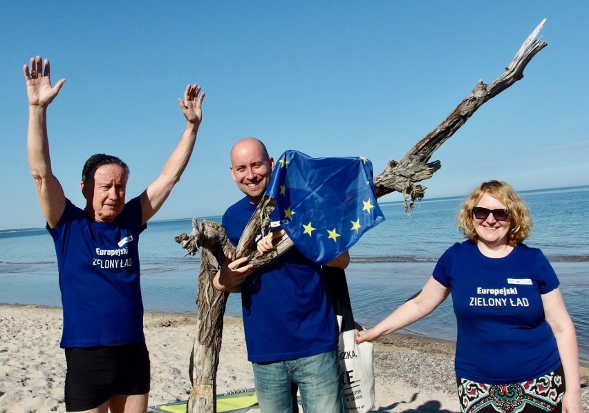 Sprzątali plażę w Poddąbiu po turystach bałaganiarzach