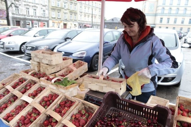 Wysoka cena nie zniechęca kupujących. - Dziennie sprzedaję około 160 kilogramów owoców - mówi Joanna Kaczkowska.