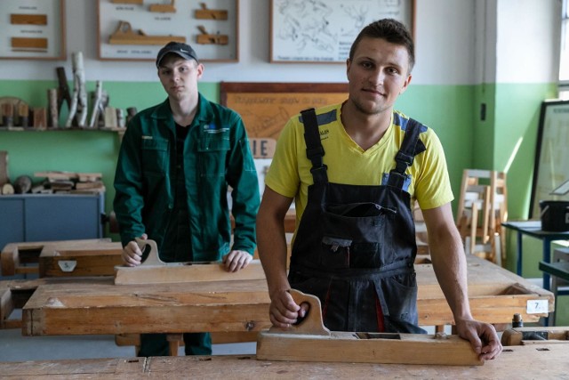 Adrian Grygiewicz i Krystian Krzyżaniak z technikum drzewnego byli w poniedziałek jednymi z kilkunastu uczniów ZST w Białymstoku, którzy przystąpili do egzaminu zawodowego w części praktycznej