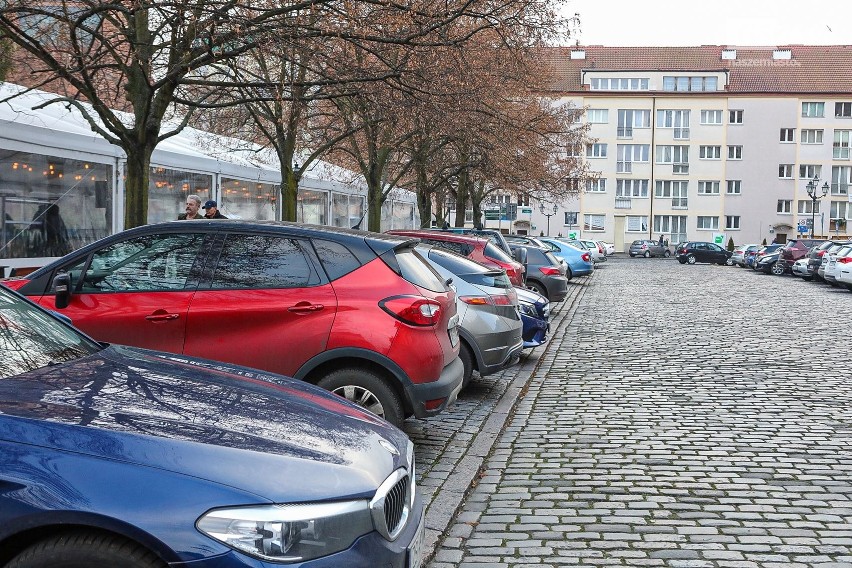 Karnety na parkowanie dla mieszkańców Placu Orła Białego w Szczecinie. Dla kogo? Ceny i zasady. Rusza sprzedaż