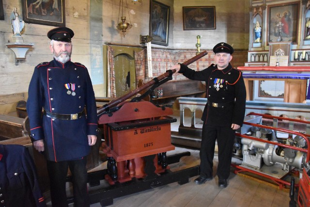 Wystawa starego i współczesnego sprzętu strażackiego w Zakrzowie Turawskim.