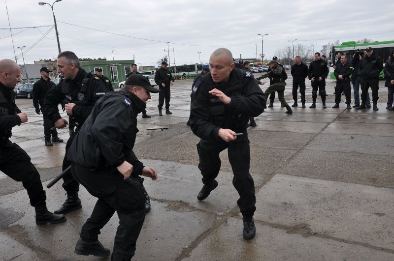 Policjanci walczyli na noże [WIDEO, ZDJĘCIA]