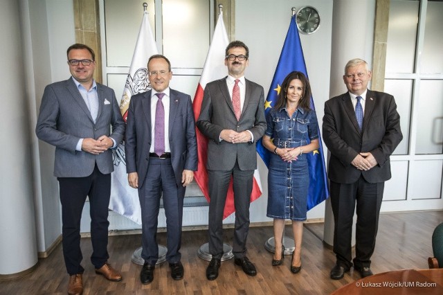 Doktor Werner Almhofer, ambasador Austrii w Polsce (w środku) odwiedził prezydenta Radosława Witkowskiego podczas poniedziałkowej wizyty w Radomiu.