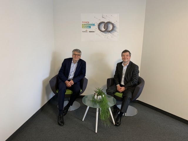 Dyrektor Zarządzający CREATON, dr Sebastian Dresse (po lewej) i Dyrektor Generalny TERREAL, Laurent Musy łączą siły i razem prowadzą obie firmy w przyszłość.