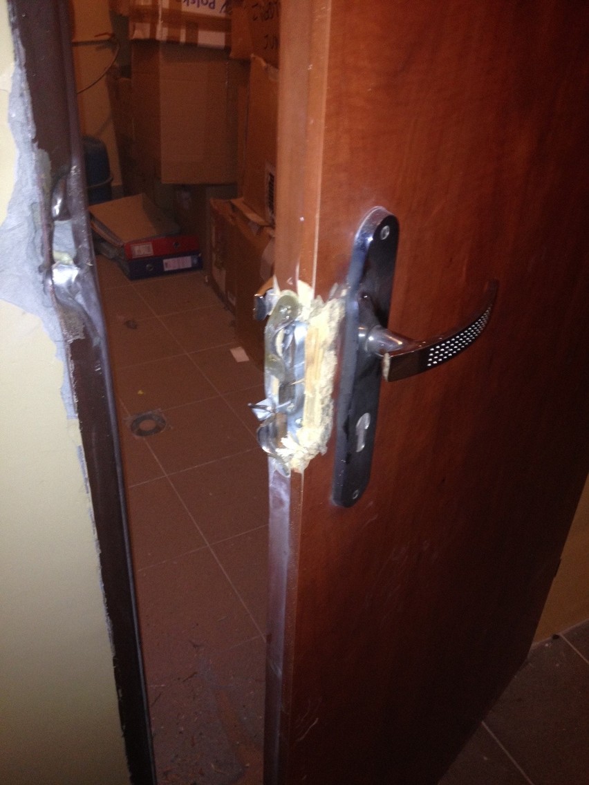 Podczas interwencji policji na Morenie, zniszczono drzwi i...