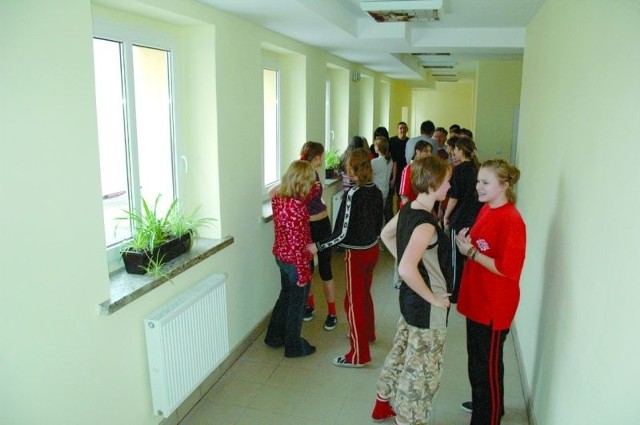 Od nowego roku uczniowie i nauczyciele gimnazjum w Starych Siołkowiacach mogą chodzić na zajęcia z wf. przez nowy łącznik.