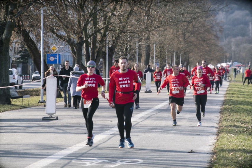 Kraków. Wyjątkowy Bieg Walentynkowy po trasie w kształcie serca. Tłumy biegaczy na Błoniach