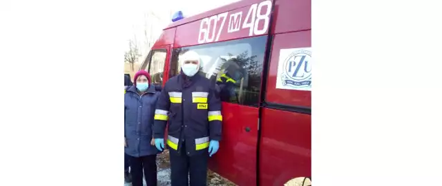 Pierwsza mieszkanka powiatu przysuskiego dowieziona na szczepienia przez strażaków.