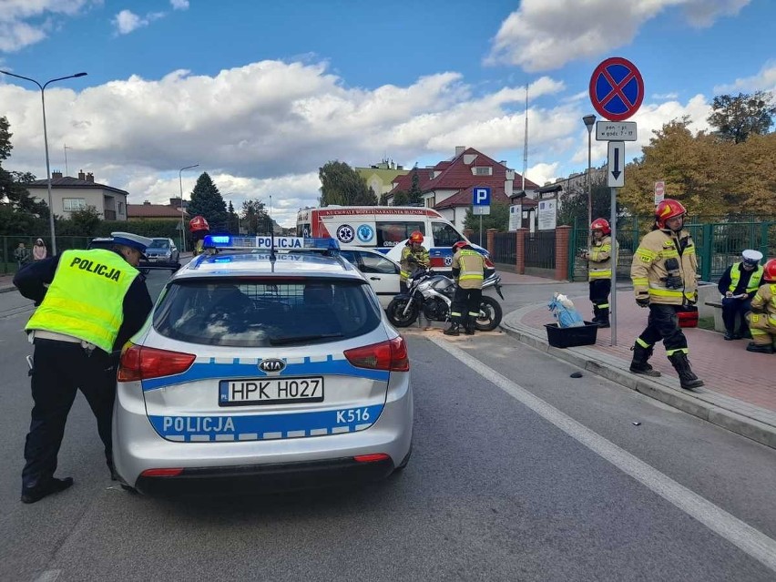 W Lubaczowie ford zderzył się z motocyklem. Kierujący jednośladem w szpitalu [ZDJĘCIA]