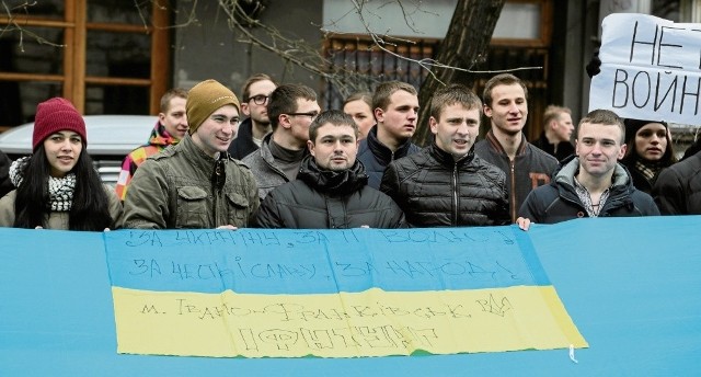 Ukraińcy i Polacy demonstrowali wczoraj przed rosyjskim konsulatem przeciwko interwencji na Krymie
