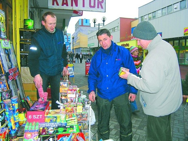 Handlujący petardami i racami zapewniają, że nie sprzedają ich nieletnim. Znają przepisy i nie chcą narażać się na kary.