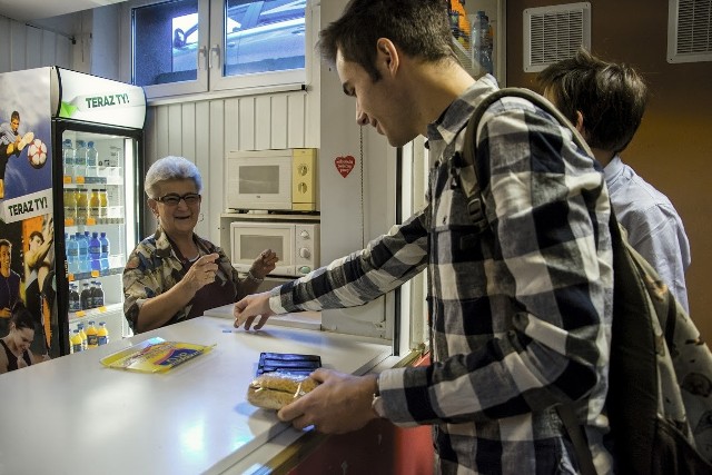 Liceum Ogólnokształcące w Szczecinie. Sklepik jest czynny i mimo ograniczeń związanych z przepisami dotyczących zdrowej żywności, jest chętnie uczęszczany przez uczniów liceum.Napoje gazowane, chipsy i słodycze. Czego od września zabrakło w sklepikach szkolnych?Dzień Dobry TVN/x-news