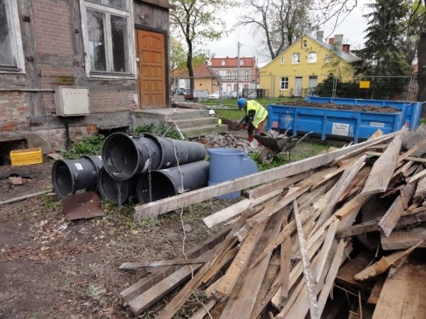 Podczas remontu zabytkowego domu odkryli gazetę z 1873 r. i Dziennik Bałtycki z 1986 r.