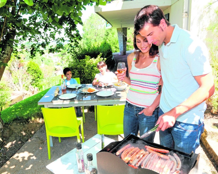 Wspólne rodzinne grillowanie w ogrodzie albo na działce to...