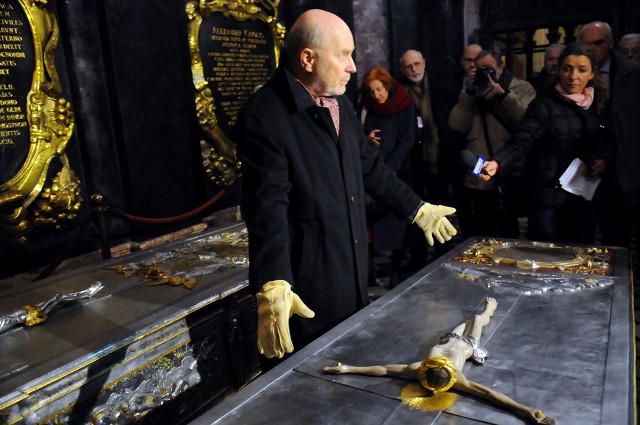 Komisja konserwatorska w Kaplicy Wazów na Wawelu podczas prezentacji efektu prac przy sarkofagach