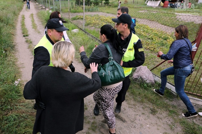 Szczecin: Śmiertelnie postrzelony 22-latek. Wizja lokalna wśród dymu petard i krzyków 