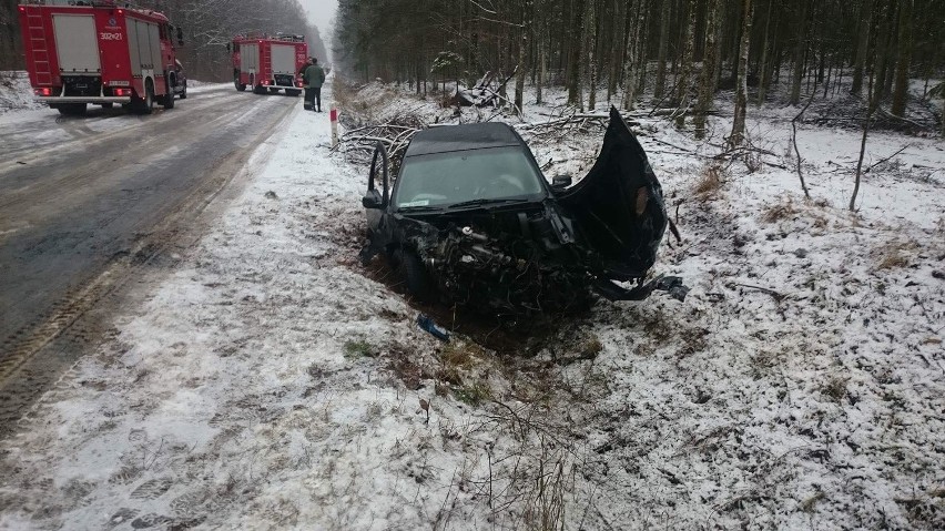 Wypadek pod Sokołdą. Czołówka audi z golfem. Kierowca audi...