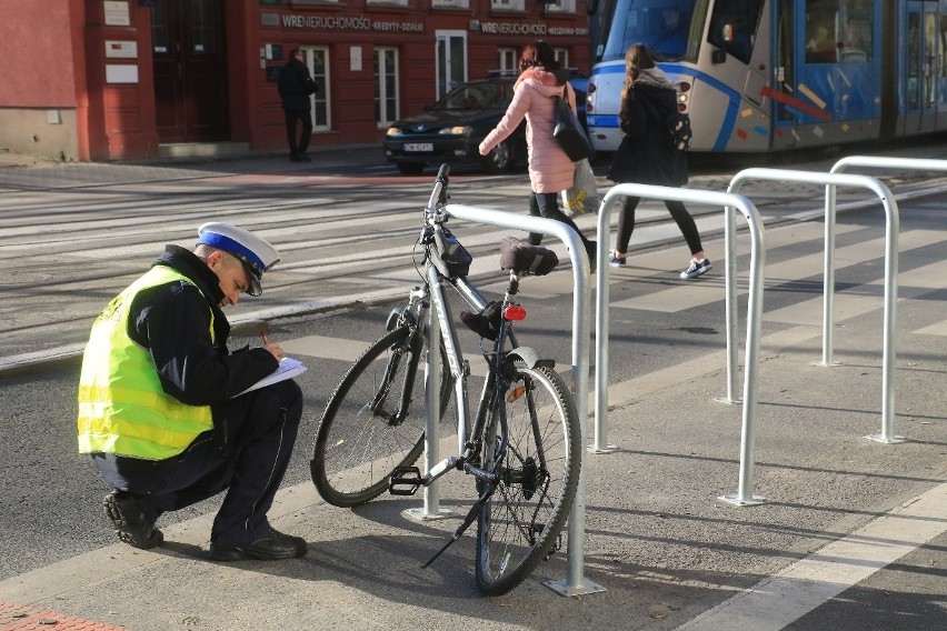 Wypadek na Piłsudskiego. Rowerzysta wpadł pod ciężarówkę