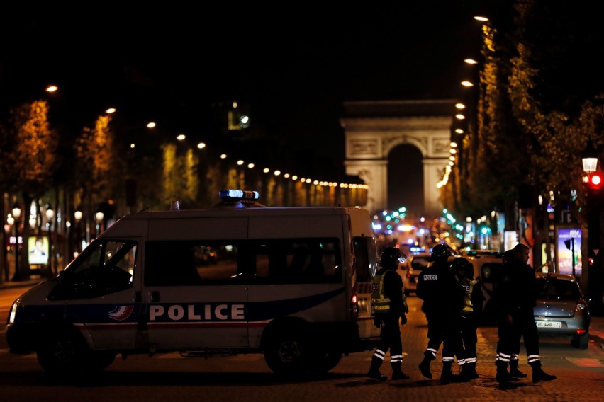 Miejsce strzelaniny w Paryżu - Champs Elysees na wysokości...