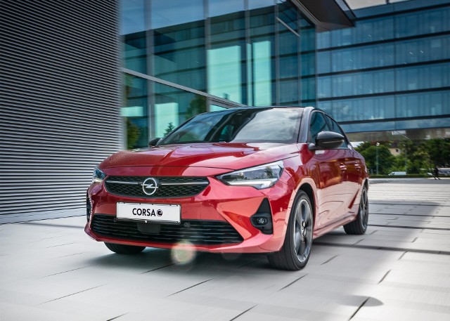 Polscy klienci będą mieli jeszcze większy wybór wariantów elektrycznej Corsy. Marka Opel rozszerza swoją ofertę Corsy-e o wersję wyposażenia GS Line, nadającą jej jeszcze bardziej sportowego charakteru, na którą już można składać zamówienia.Fot. Opel