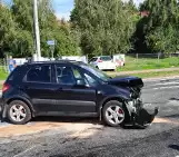 Wypadek na drodze krajowej nr 73 w Stopnicy. Dwie osoby ranne, droga zablokowana