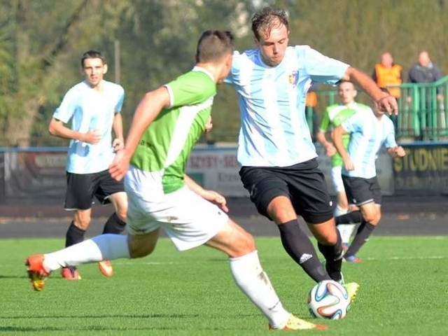 Karpaty Krosno (biało-błękitne stroje) wygrały w Kraśniku 1-0.