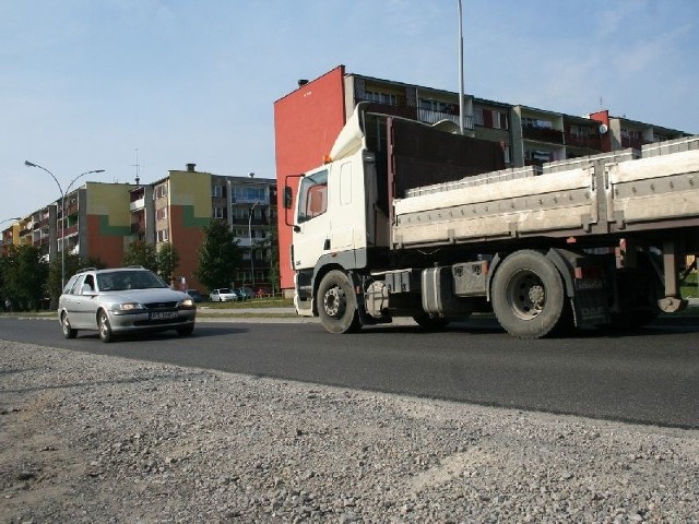 Ciężarówki przejeżdżające przez osiedle 1000-lecia w Nisku generują potężny hałas.
