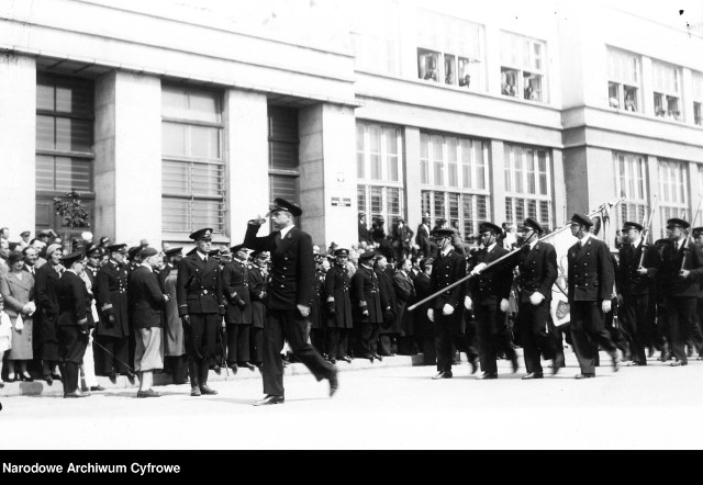 1934 Słuchacze Szkoły Morskiej w defiladzie maszerują przed urzędem pocztowo-telegraficznym na ul. 10 Lutego.