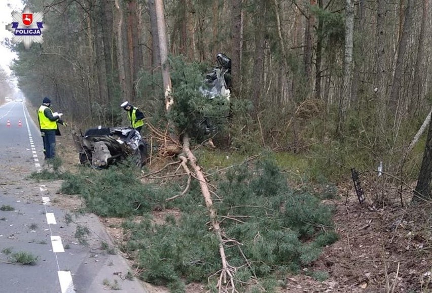 Koszmarny wypadek na łukowskiej drodze. Auto dosłownie rozpadło się na pół