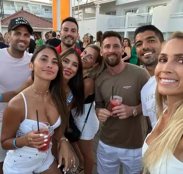 Lionel Messi w towarzystwie żony Antoneli Roccuzzo oraz przyjaciół Cesca Fabregasa i Luisa Suareza z partnerkami na imprezie u DJ-a Davida Guetty