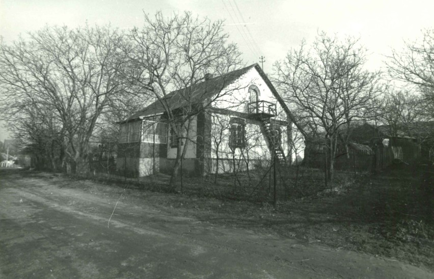 Dom mieszkalny z lat 20. XX w., fot. J. Stefański, 1986 r.