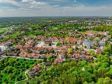 Piękna wiosna w Sandomierzu. Kwitną drzewa i rośliny Zobacz wyjątkowe zdjęcia zielonego miasta z drona