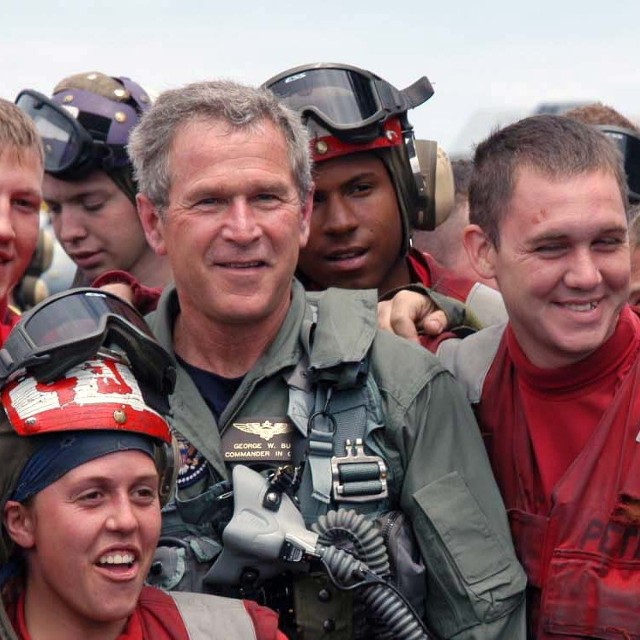 George W. Bush w czasie wizyty na lotniskowcu USS Abraham Lincoln.