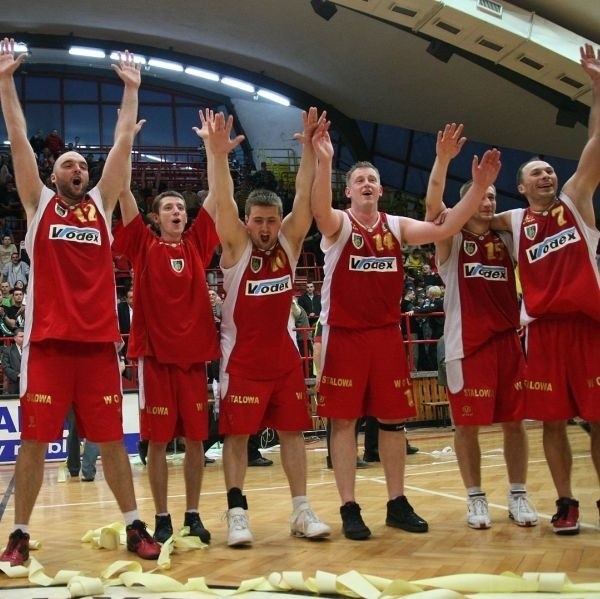 Koszykarze Stali Stalowa Wola po czwartym półfinałowym spotkaniu play off mogli cieszyć się z pokonania Znicza Jarosław.