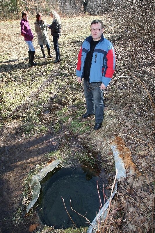Zdzisław Góźdź pokazuje miejsce w lesie, z którego czerpią wodę mieszkańcy.